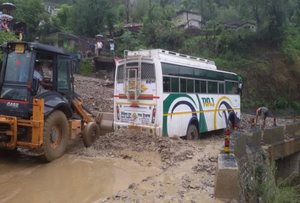Uttarakhand Rainfall news: Many Road closed due to debris and Landslide Tree falls