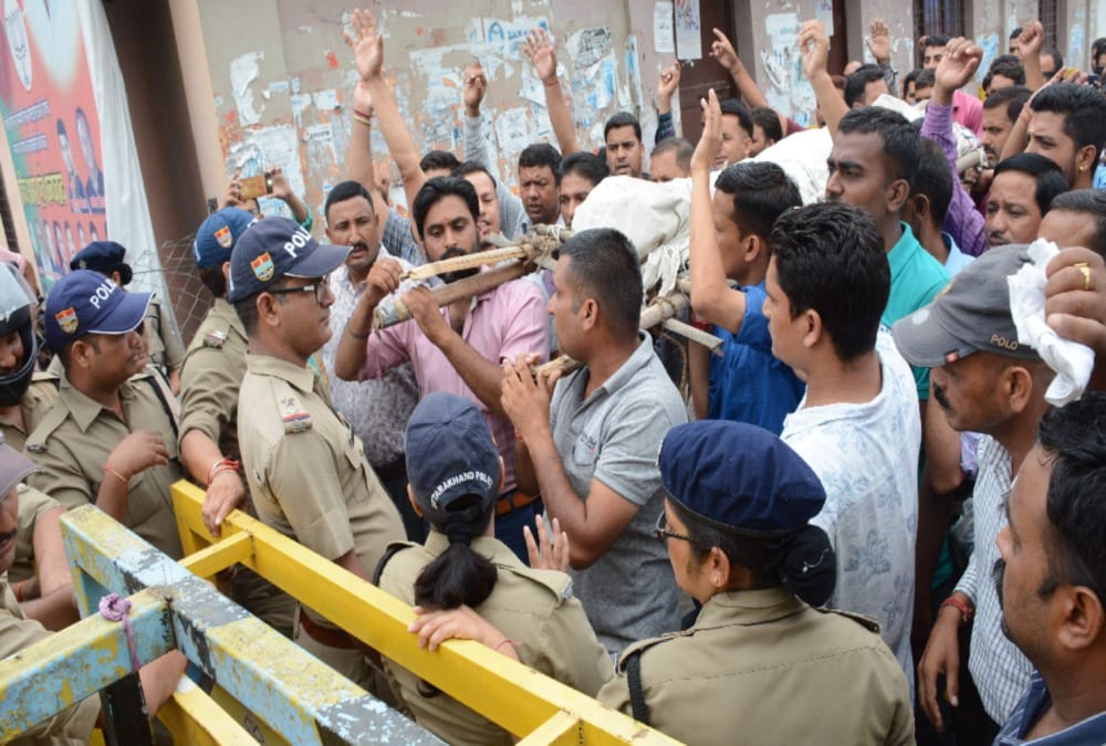 Police Lathicharge on 108 Ambulance former workers in dehradun