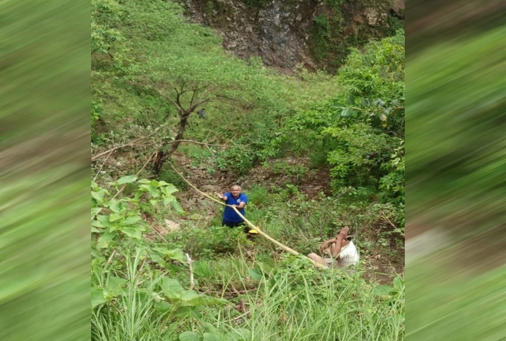 Dead Bodies Of haryana tourist Rescue after Car Fall into ditch in chakrata photos