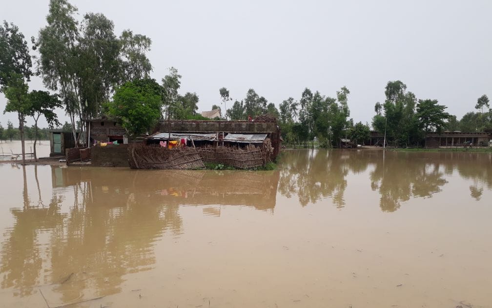 Madhavpur Ghat Bridge approach cut, 35 thousand people surrounded by floods