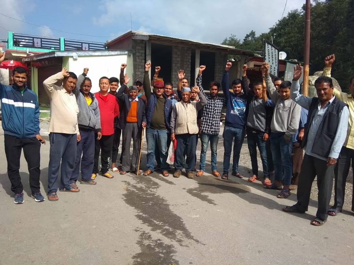 Angry people shouted slogans of BSNL service, sloganeering