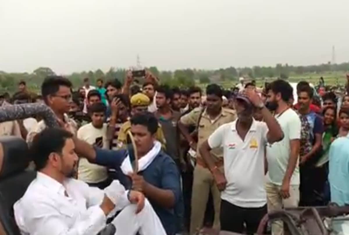 Nirahua Shoots For muqaddar ka sikander surrounded by fans