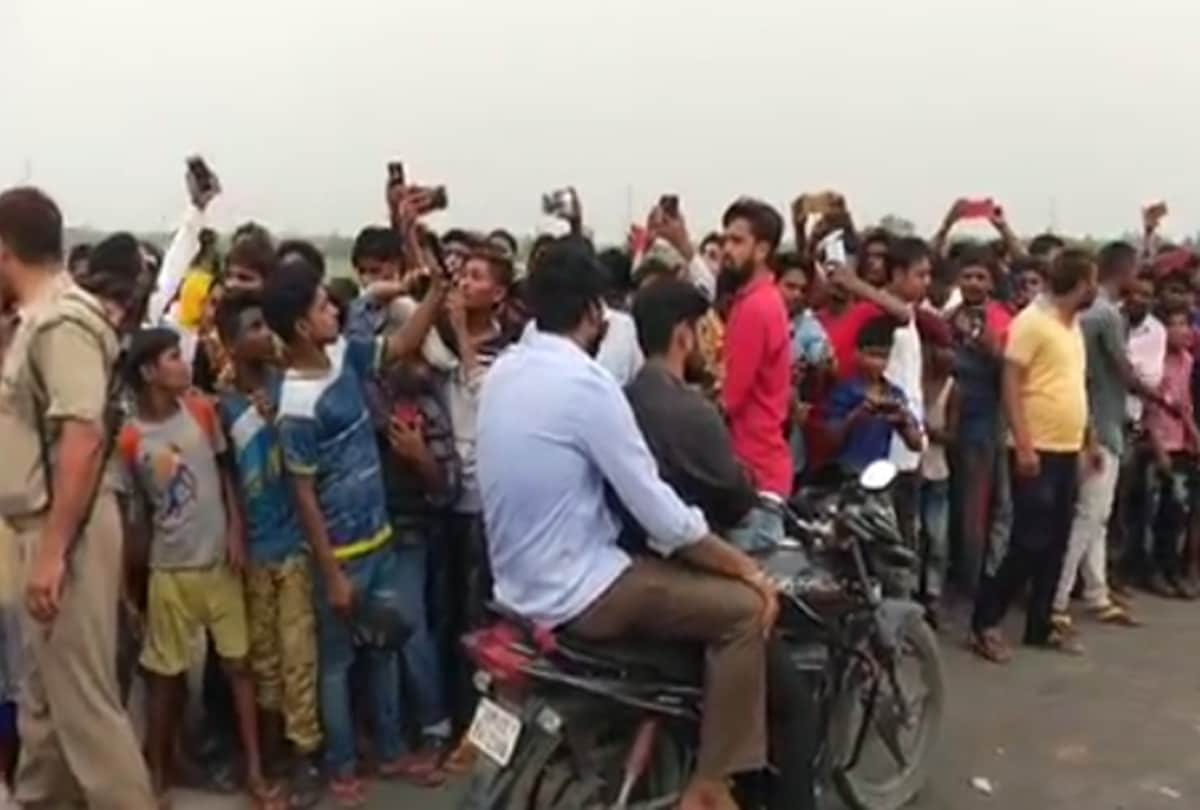 Nirahua Shoots For muqaddar ka sikander surrounded by fans