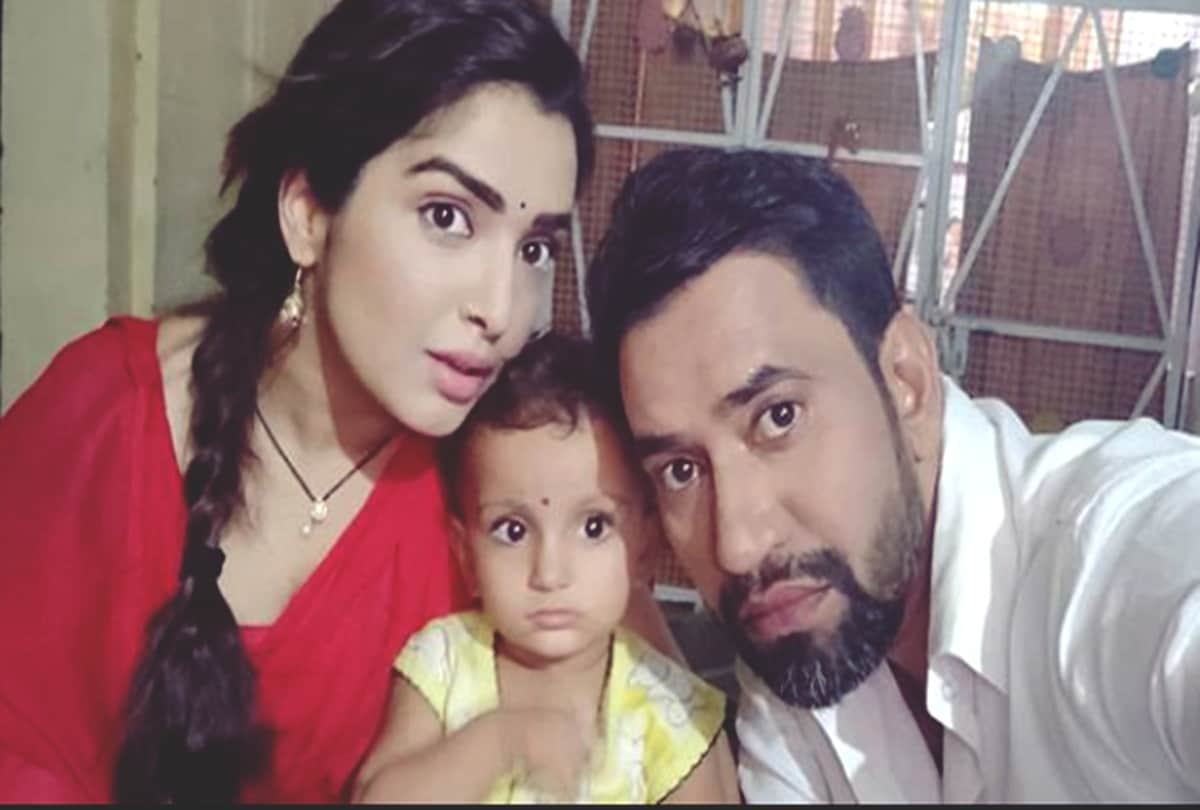 Nirahua Shoots For muqaddar ka sikander surrounded by fans