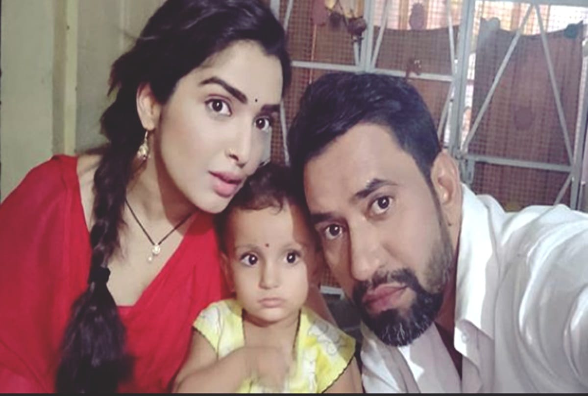 Bhojpuri actress Aamrapali Dubey and nirahua visit vindhyavasini mandir
