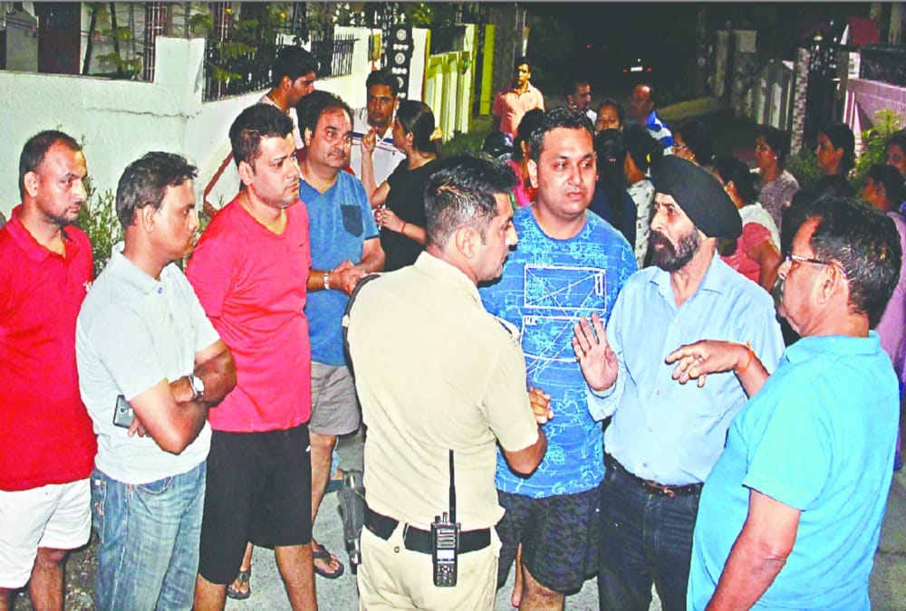 chain snatching on gunpoint from couple in dehradun
