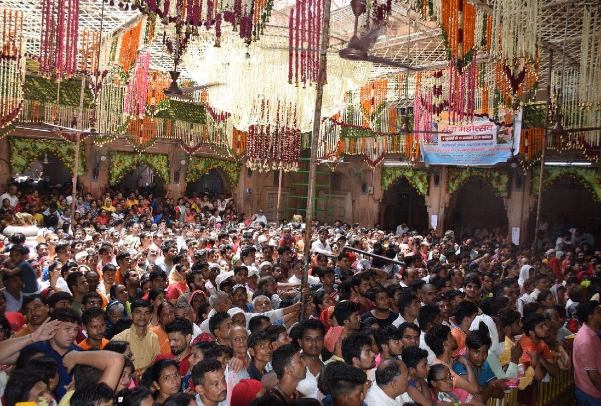 pilgrims face heavy traffic jam in vrindavan on guru purnima 2019