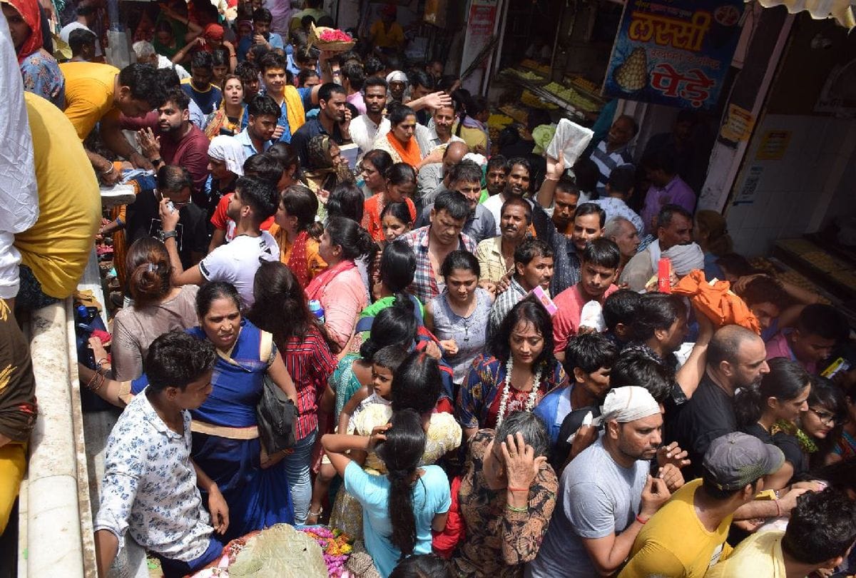 pilgrims face heavy traffic jam in vrindavan on guru purnima 2019