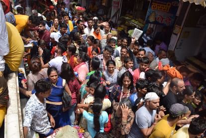 Banke Bihari Temple: बांके बिहारी दर्शन के लिए उमड़ी भीड़, वृंदावन हुआ जाम; लगी तीन किलोमीटर लंबी कतार Mathura News: Huge Crowd Reached for Banke Bihari Mandir Darshan in Vrindavan See Photos