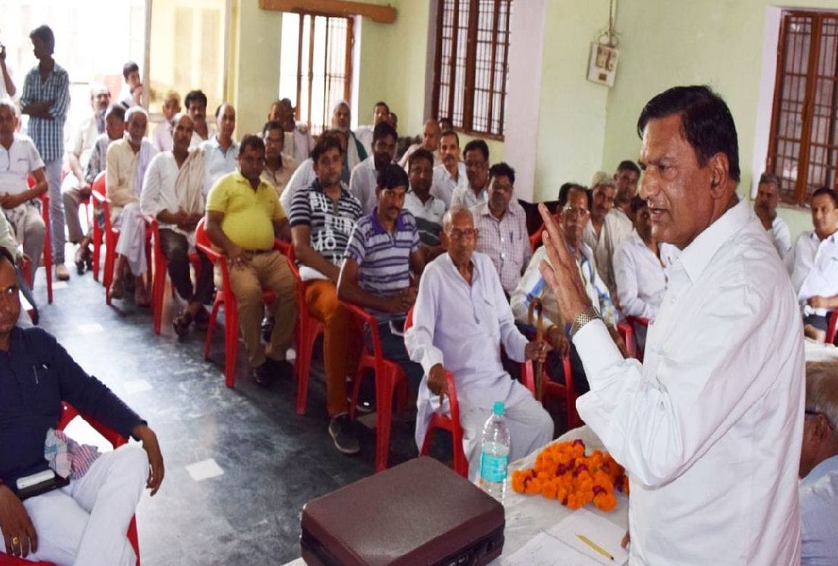 ex mp banwari lal kanchhal gave controversial statement over government official in firozabad