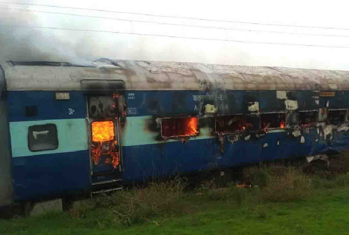 accidental indore patna express train bouge caught fire