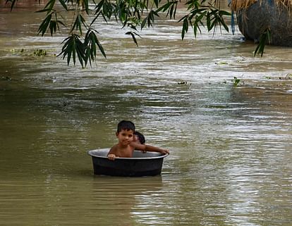 Flood in many states in India, One million displaces and 10 dead in Assam