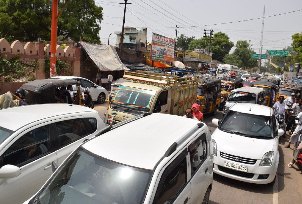 pilgrims face heavy traffic jam in vrindavan on guru purnima 2019