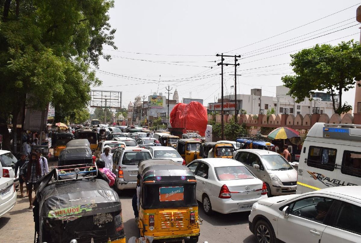 pilgrims face heavy traffic jam in vrindavan on guru purnima 2019