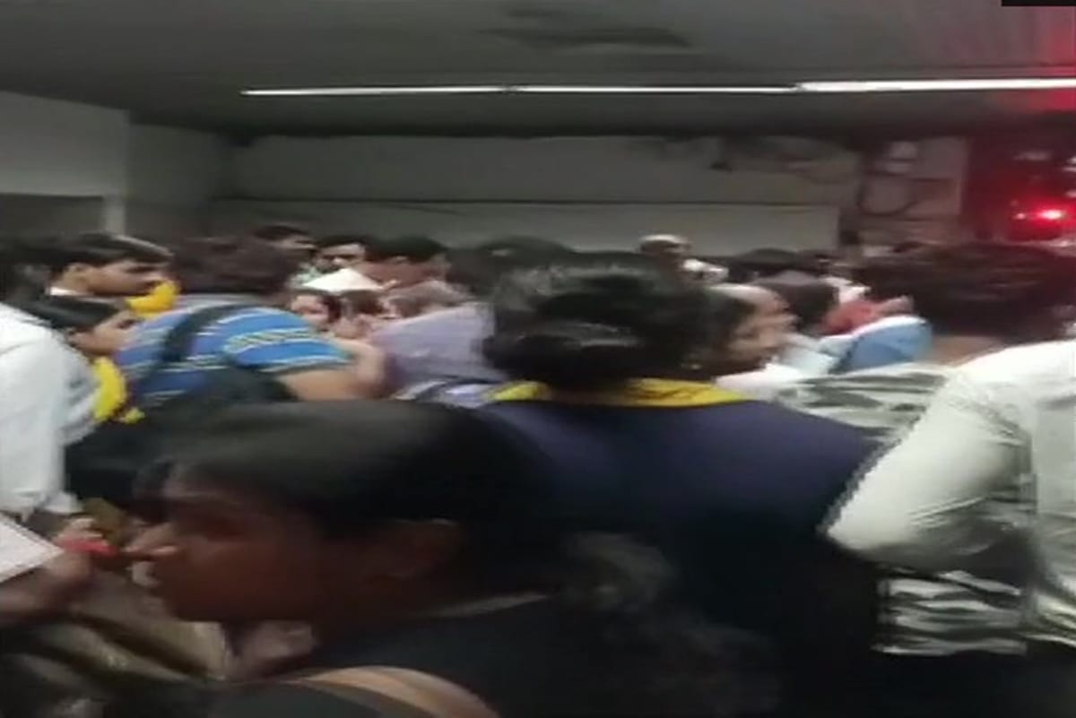 person died after his hands got stuck in gates of Kolkata Metro at Park Street station