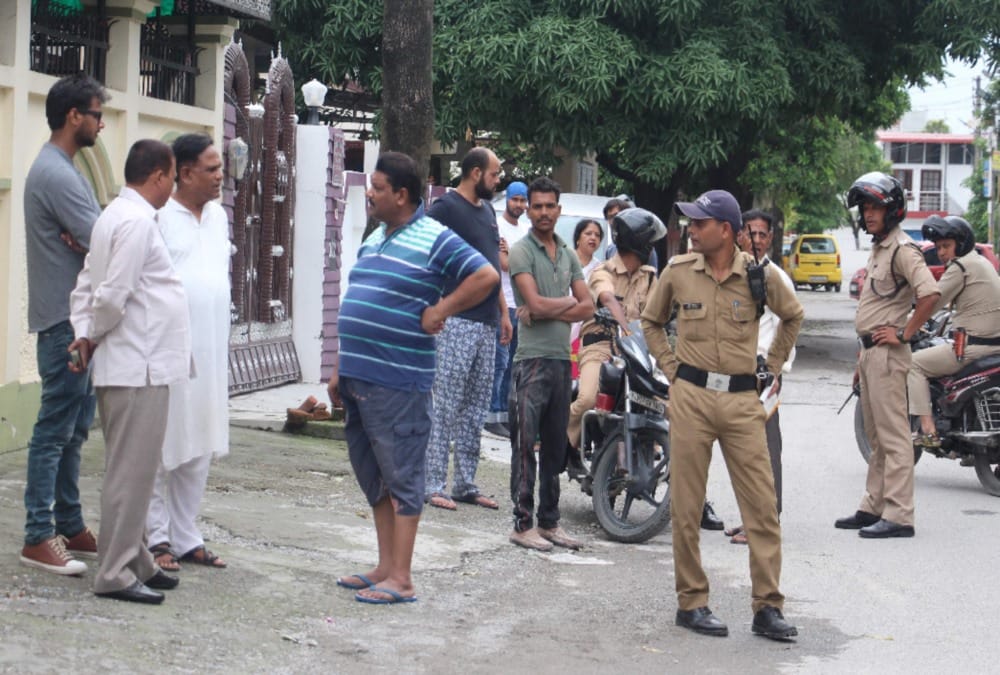 Firing after chain snatching from woman in dehradun