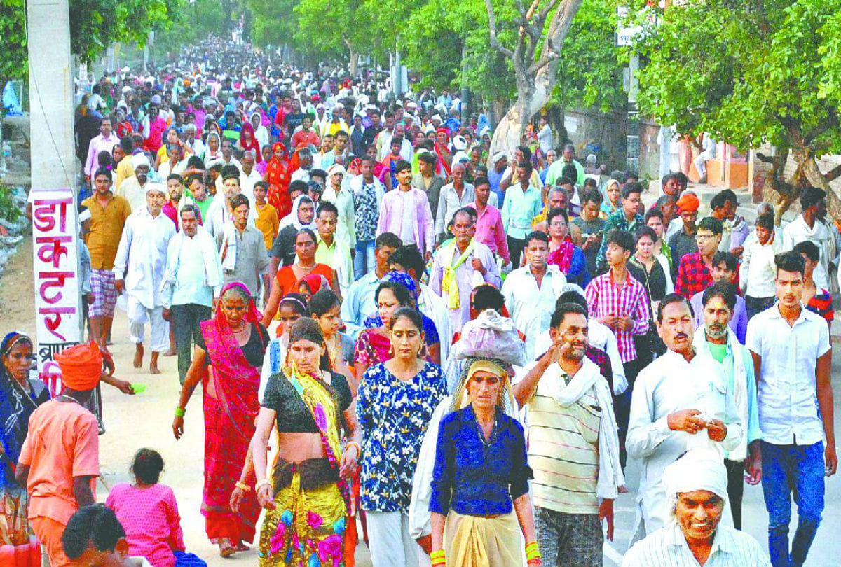 pilgrims crowd gathered in mudia purnima mela for govardhan parikrama