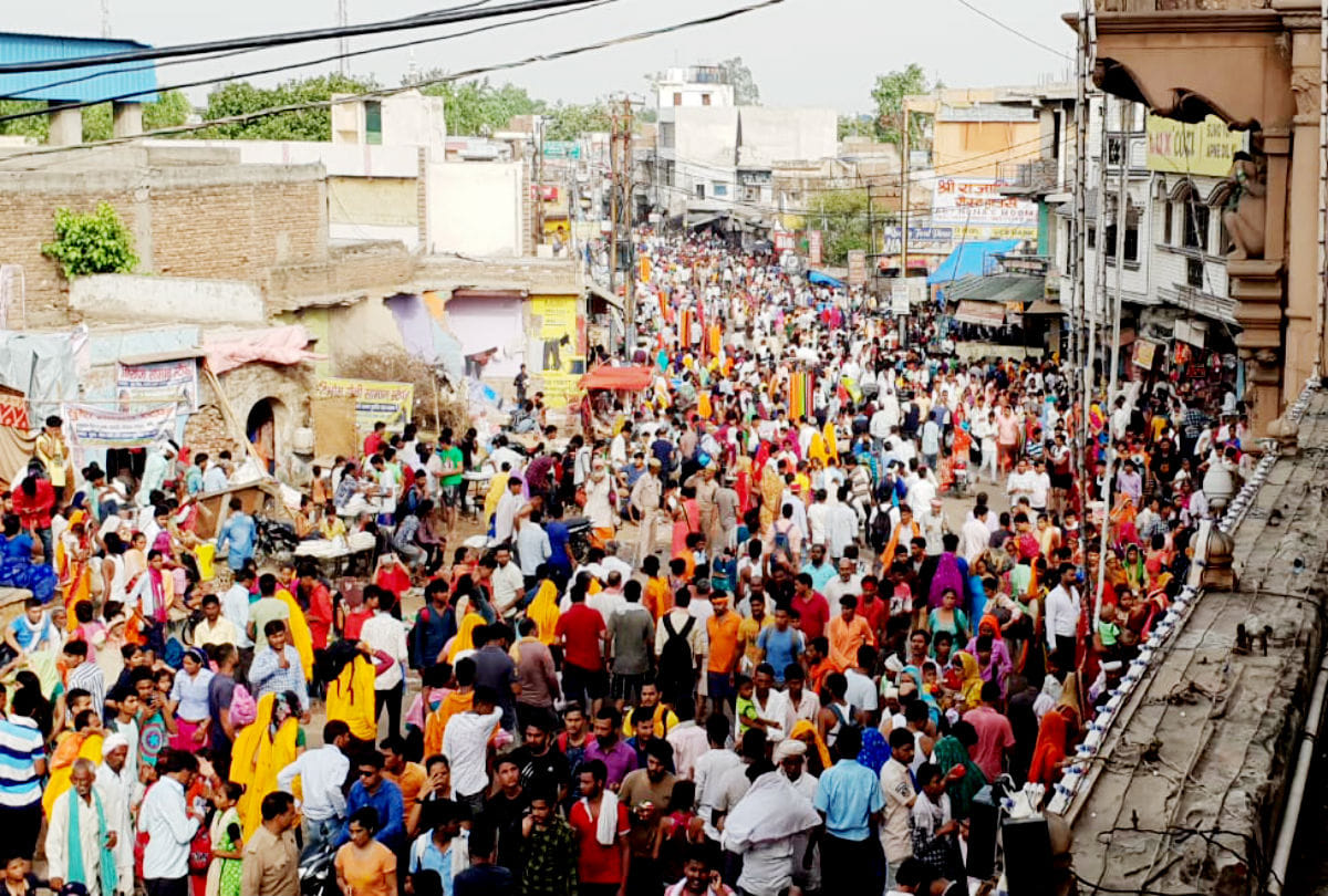 pilgrims crowd gathered in mudia purnima mela for govardhan parikrama