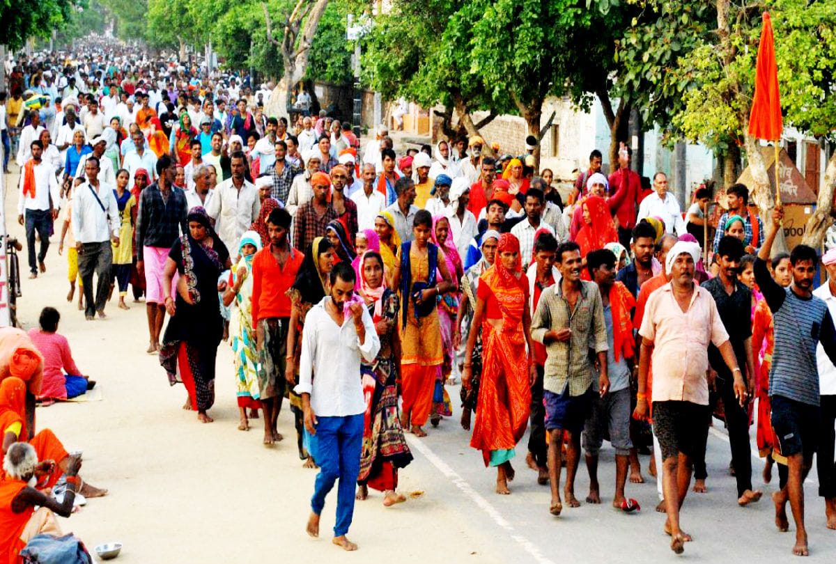 pilgrims crowd gathered in mudia purnima mela for govardhan parikrama