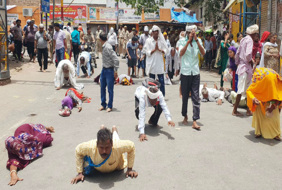 pilgrims crowd gathered in mudia purnima mela for govardhan parikrama