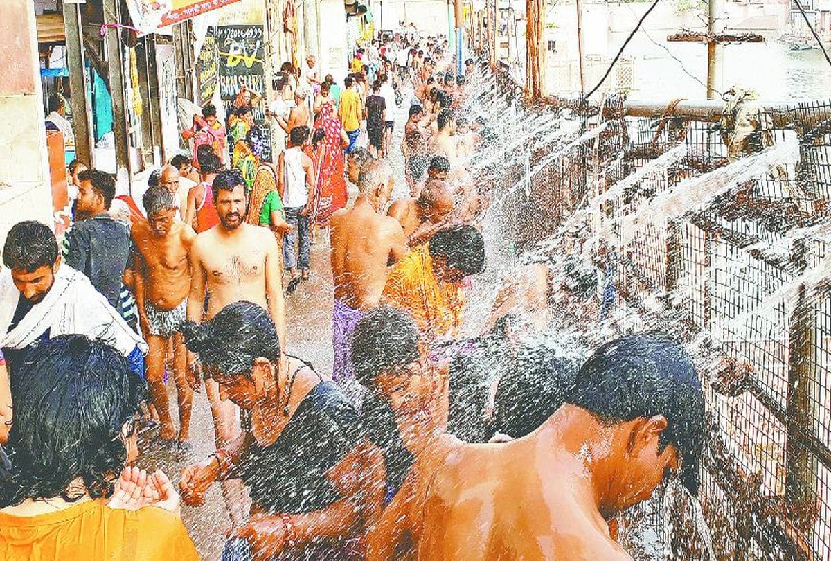 pilgrims crowd gathered in mudia purnima mela for govardhan parikrama