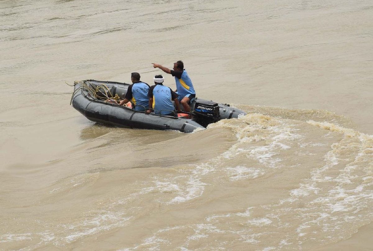 young man jumped into canal for save his uncle in kasganj