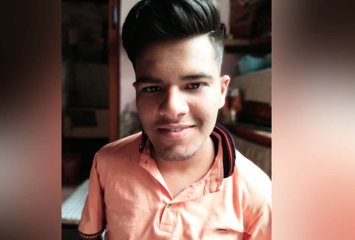 Divyang Rajat Kumar passed neet and gave exam through holding pen in mouth
