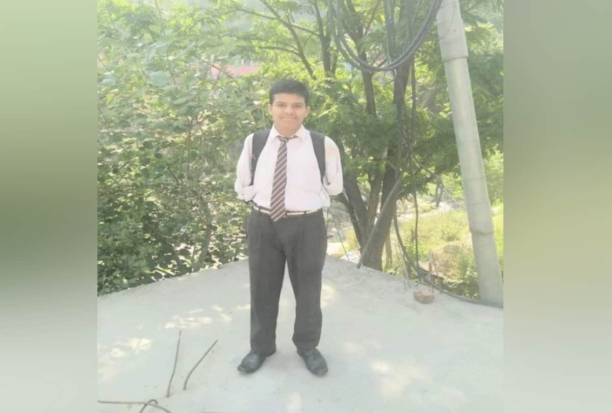 Divyang Rajat Kumar passed neet and gave exam through holding pen in mouth