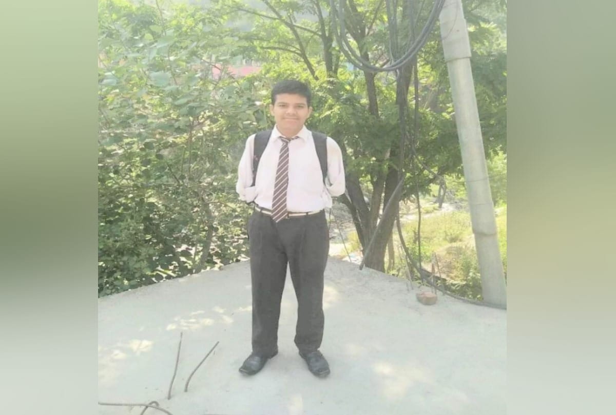 Divyang Rajat Kumar passed neet and gave exam through holding pen in mouth
