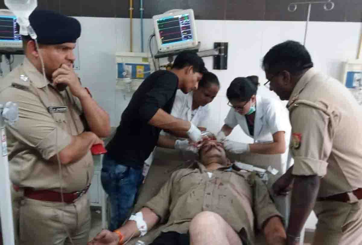 attack on police sub inspector by axe in kannauj