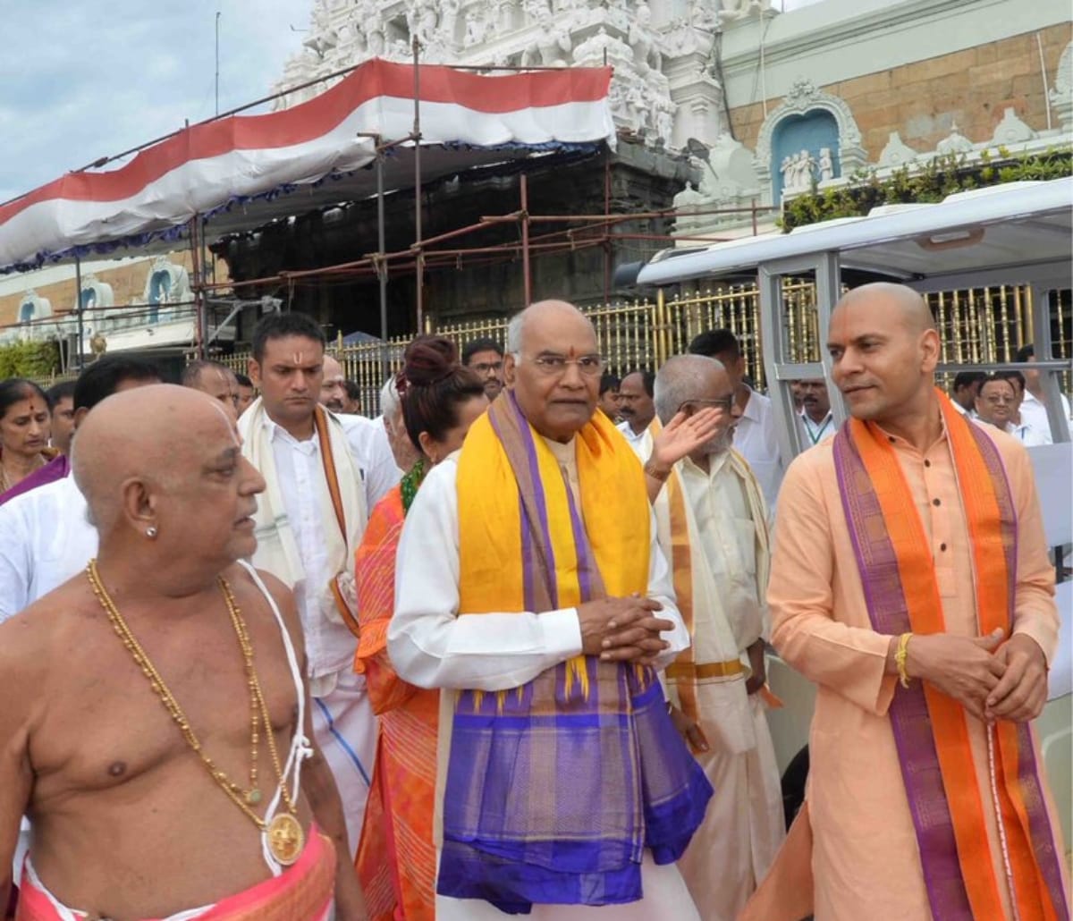 President Kovind doing worship in Balaji Temple