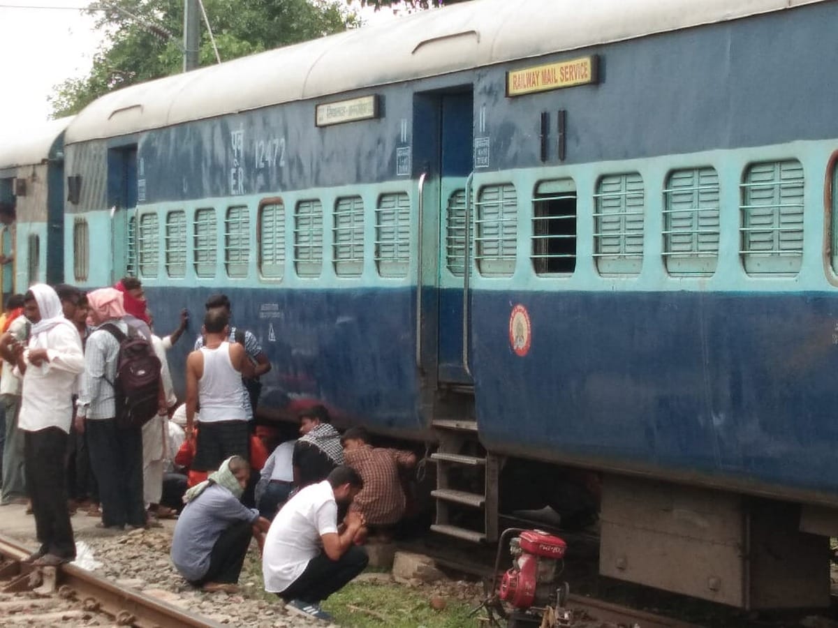 Varanasi Sealdah Upper India Express Train derailed due to rail breakage in ghazipur