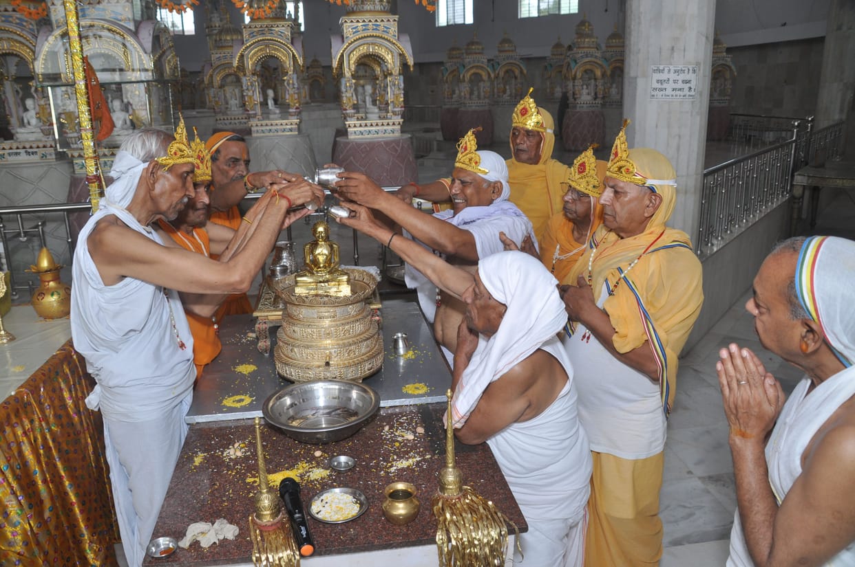 अपने हित से ज्यादा दूसरों के हित के बारे में सोचता है मनुष्य