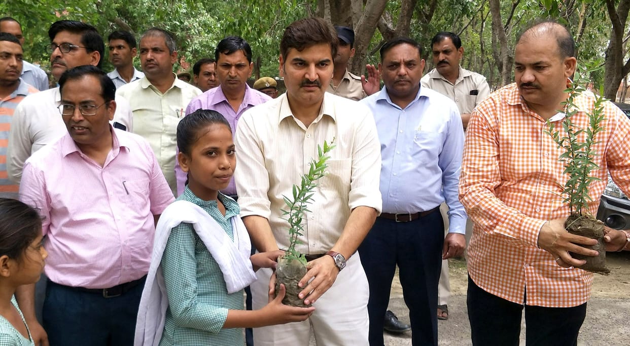 Forest department will give 1 lakh plats to students