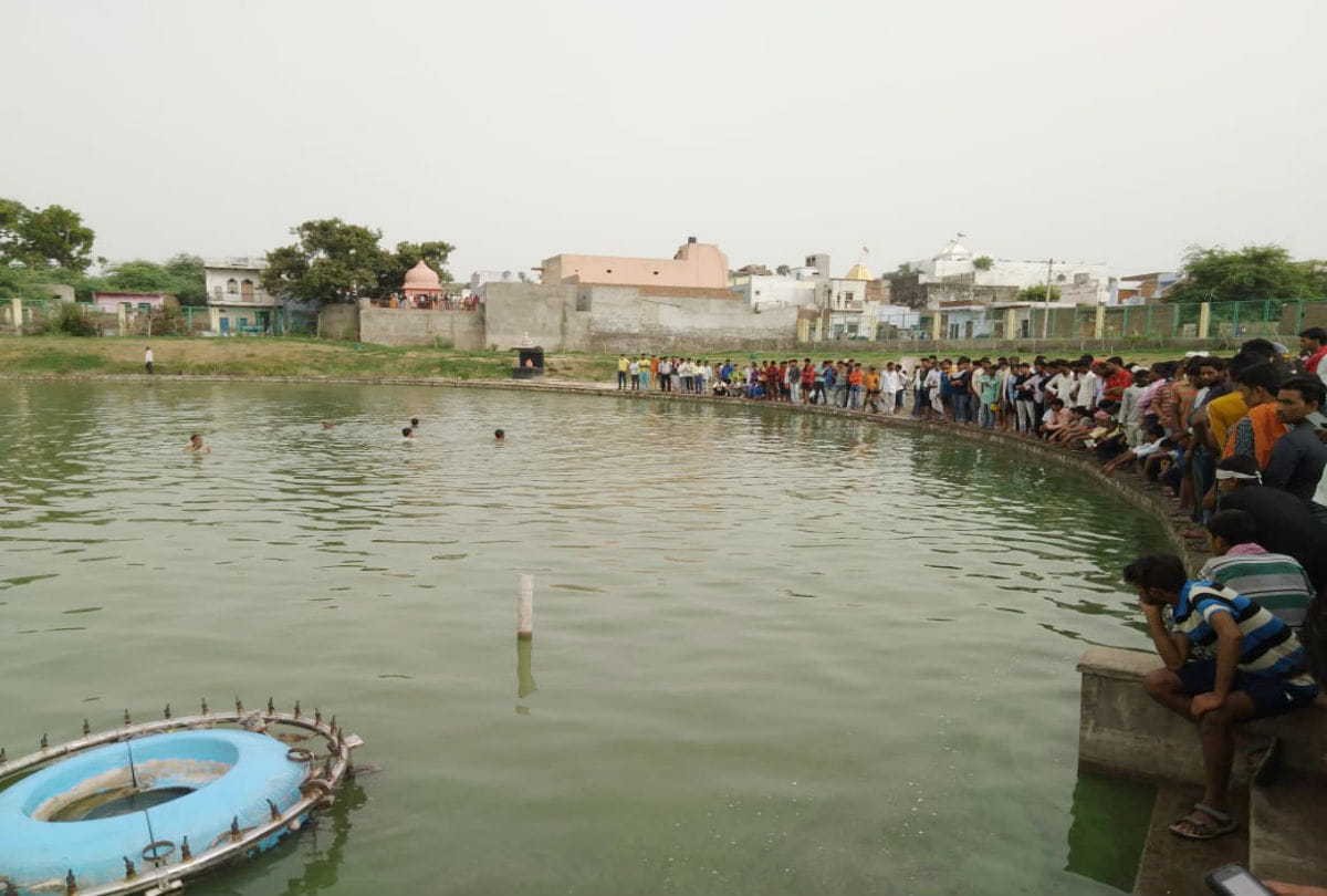 two youths drowning in kund in mudia purnima mela govardhan