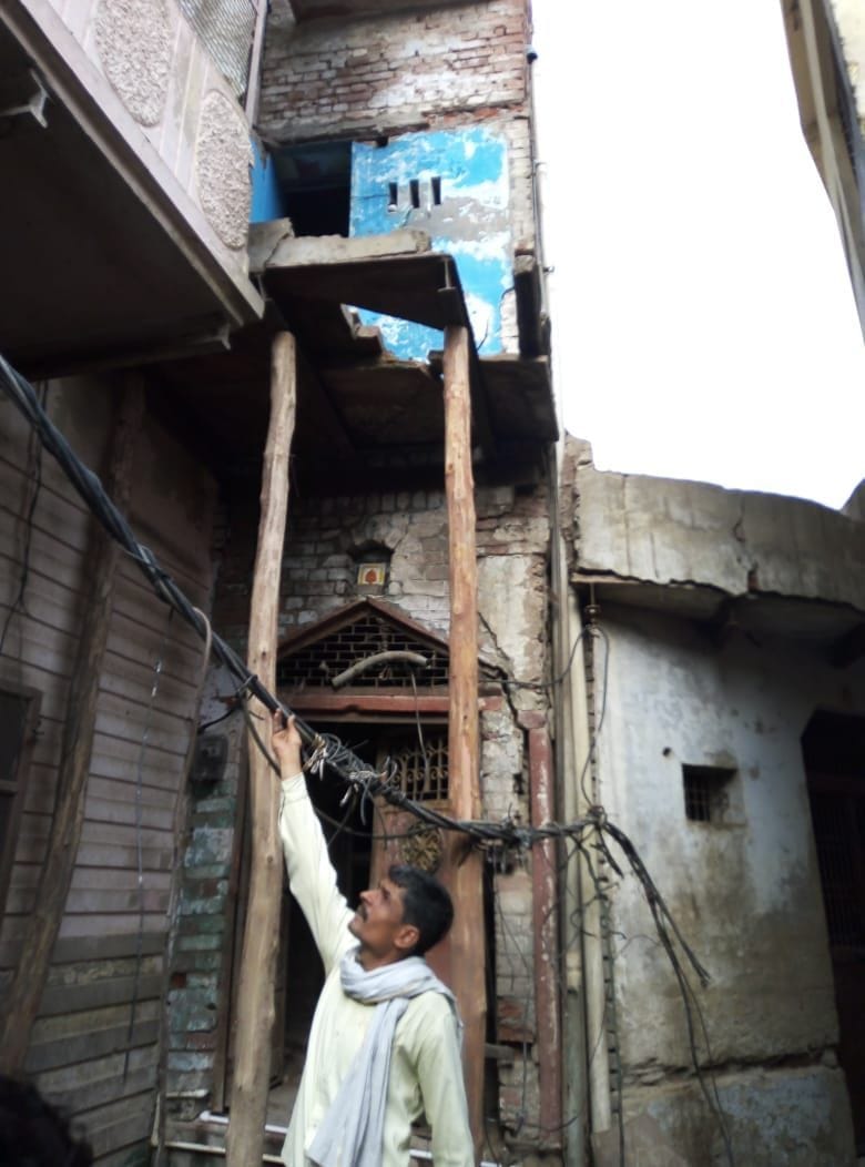 in ratan kund house are cracking, people left away