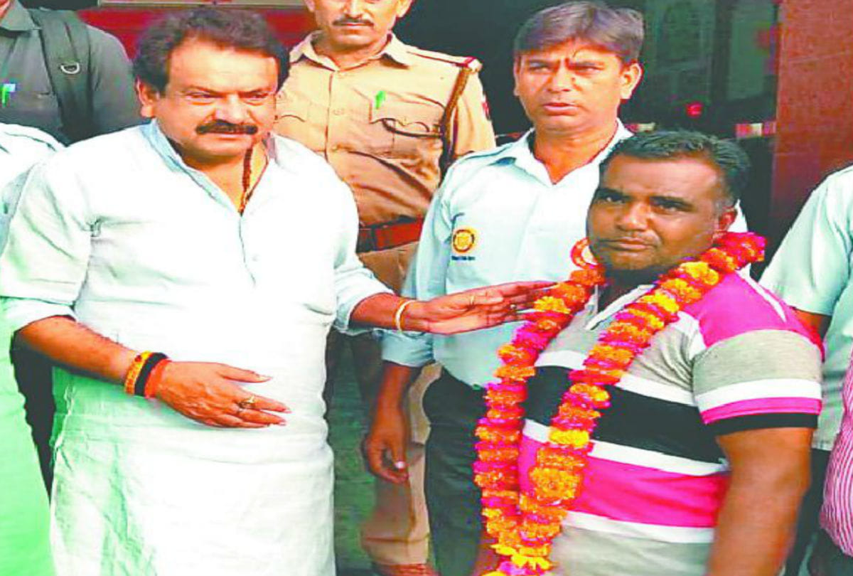 honest auto driver akbar honored by BJP sp singh baghel in agra