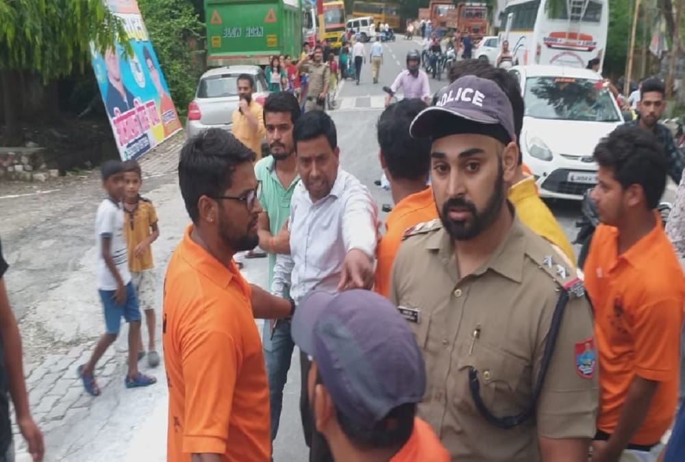 BJP leader And Bajrang Dal activist Fight after Minister fleet stop in ramnagar