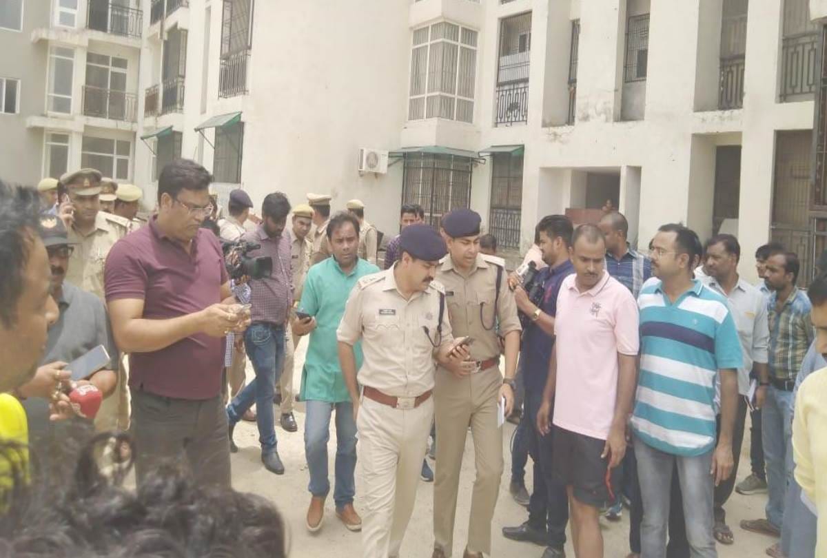 women died by falling from balcony in pgi area of lucknow