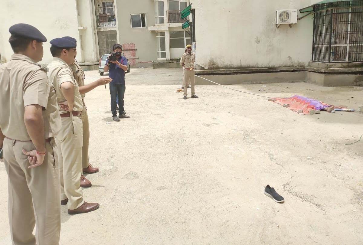 women died by falling from balcony in pgi area of lucknow