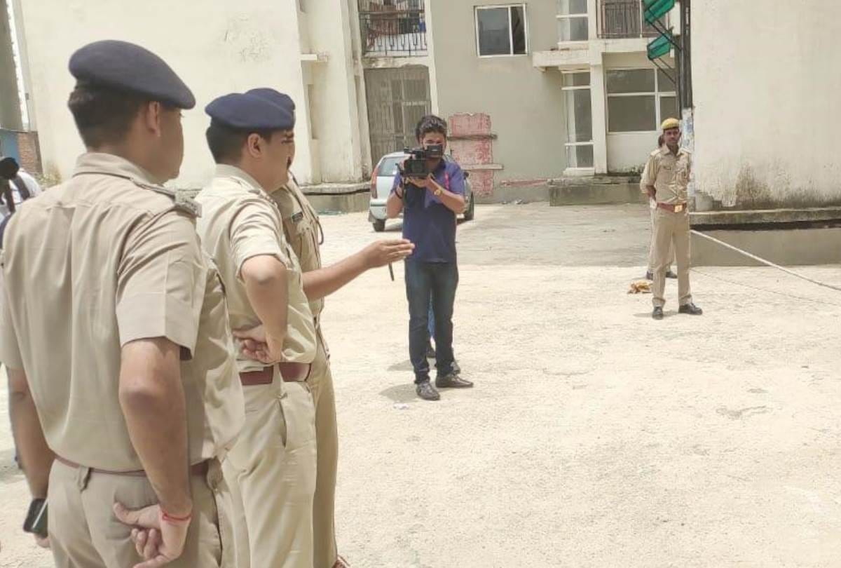 women died by falling from balcony in pgi area of lucknow