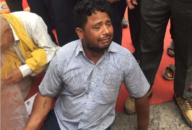 Disable Man Lie down in front of cm khattar car