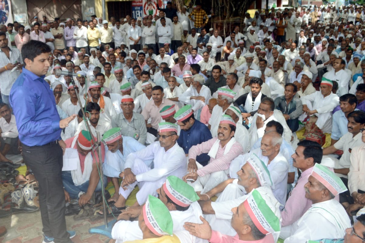 farmer protest in Bijnor for the Outstanding payment of sugarcane