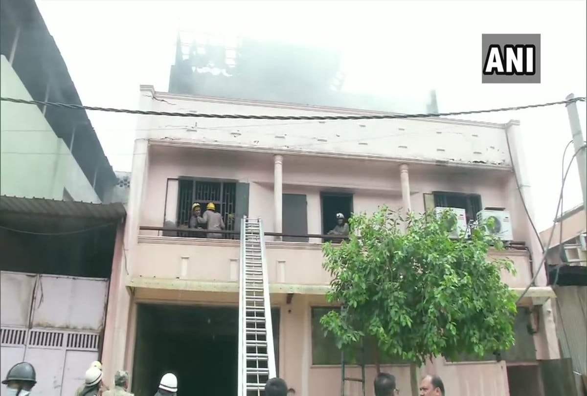 delhi fire broke out in keshavpuram factory more than two dozen fire tender at spot details updates