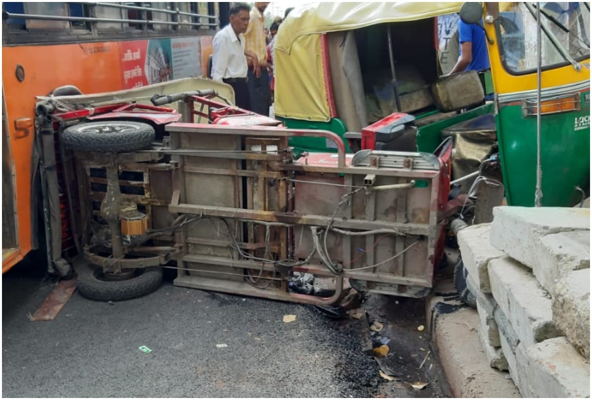 Cluster Bus 212 hits autos and E Rickshaw near Anand Parvat bus stand Karol Bagh