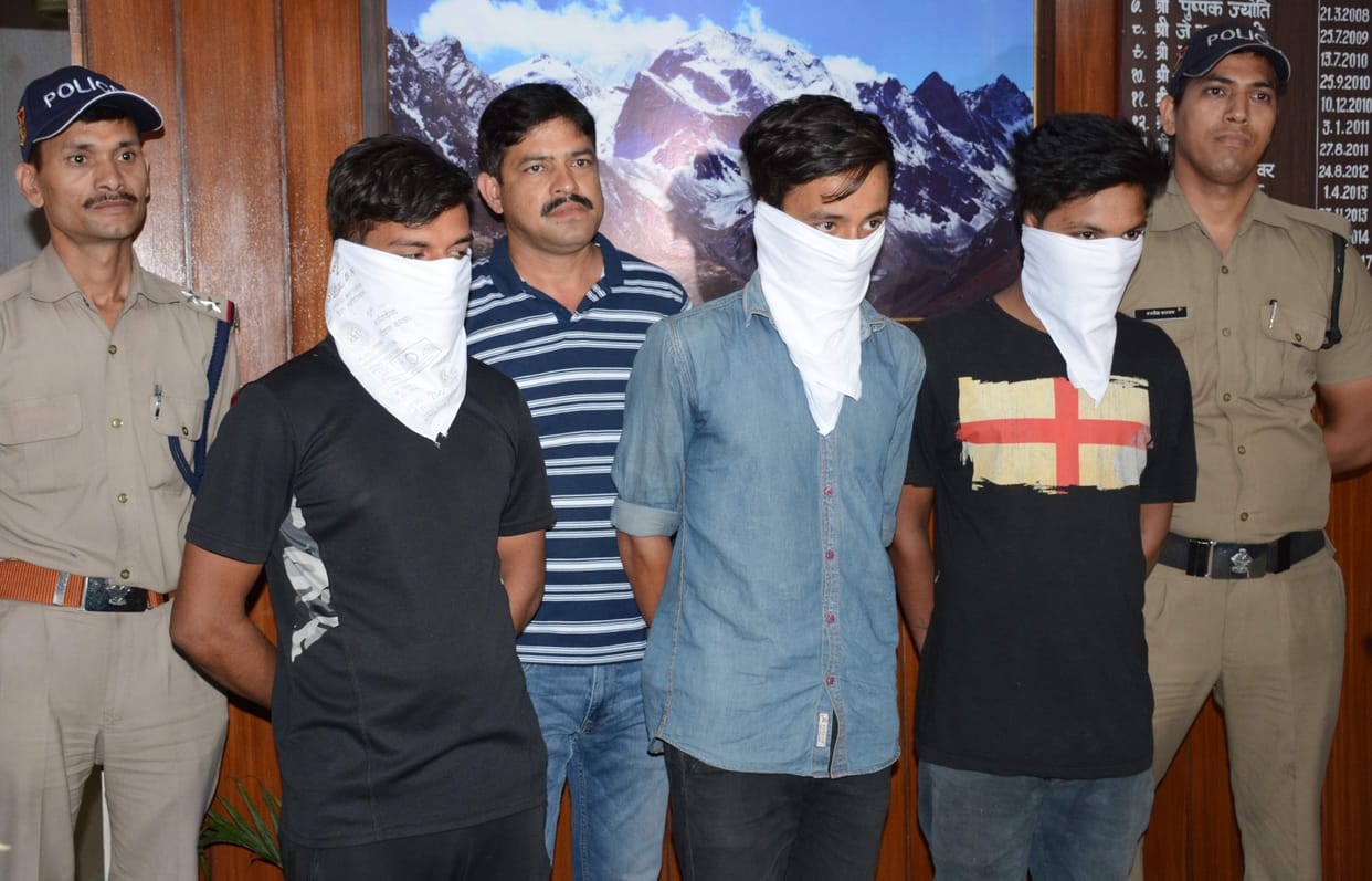 Gang robbery, three arrested