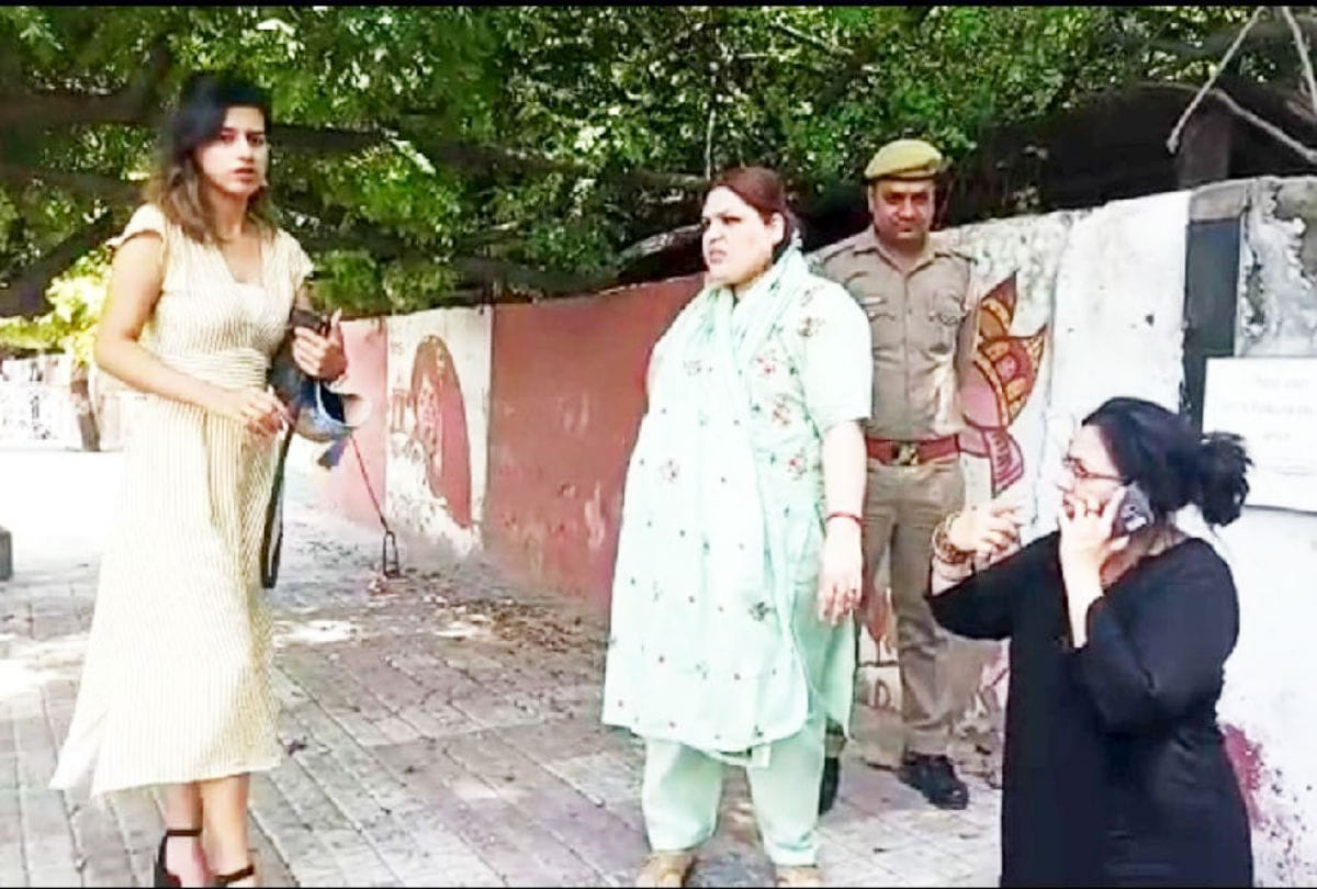 women tourists creates ruckus at Taj Mahal