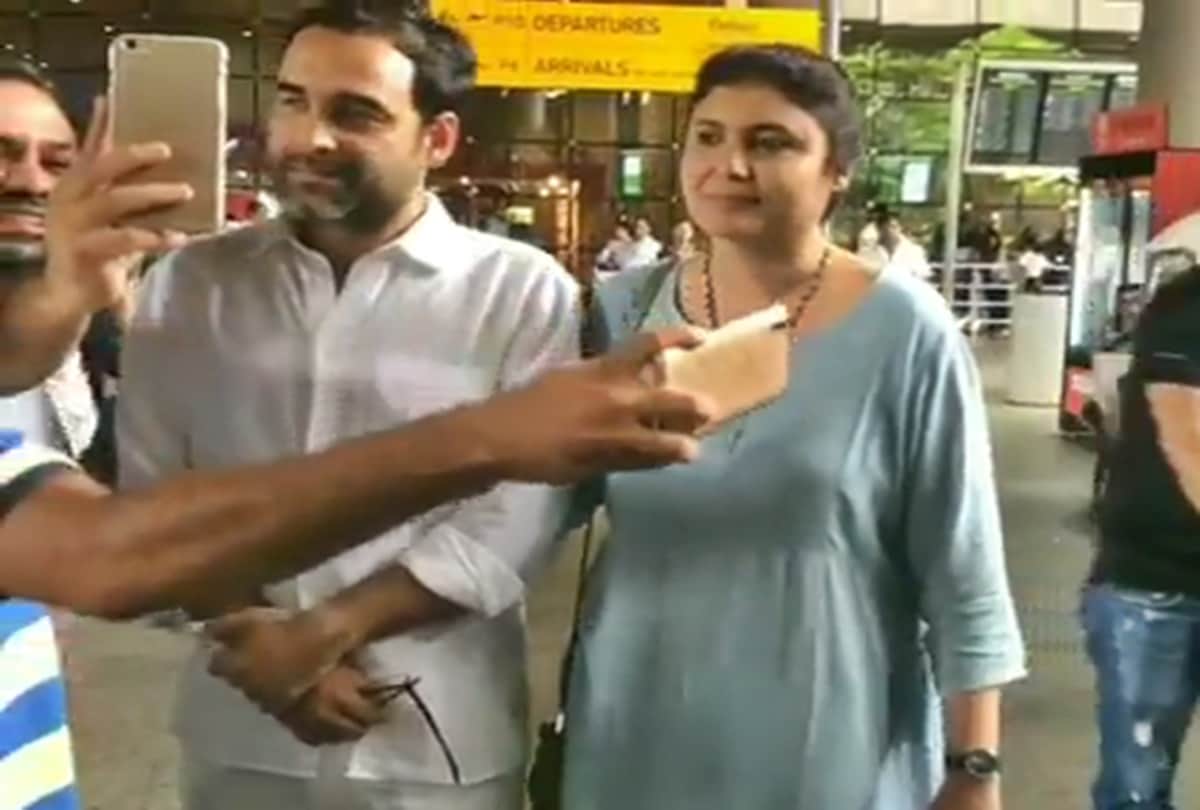 fans clicked selfie when Pankaj Tripathi Spotted at airport with wife