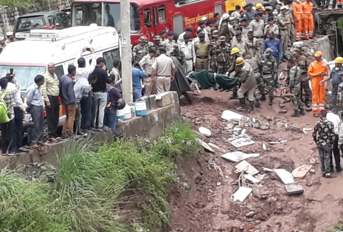many people saved their life by jumping after building collapsed in kumarhatti solan