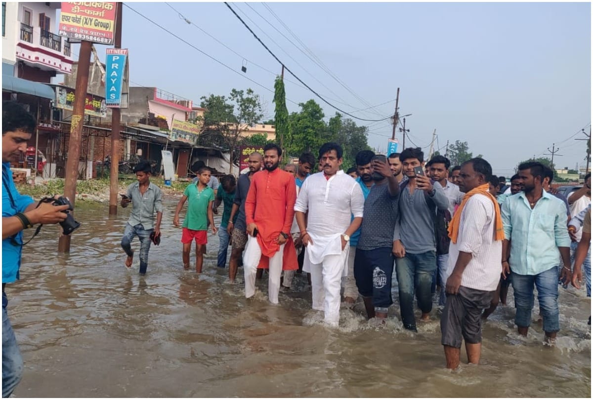 gorakhpur violence effected area residents gives flower to gorakhpur police